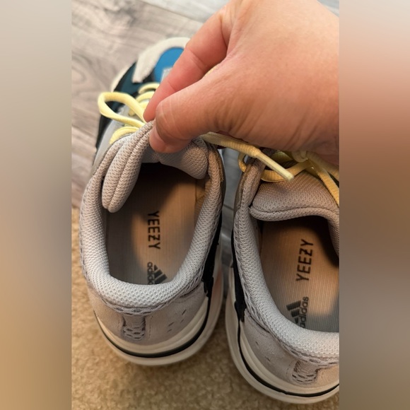 Yeezy 700 - Picture 2 of 2